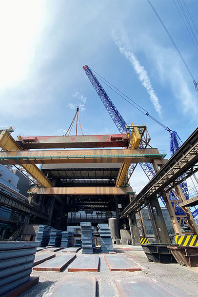 200 tonnes on the hook – MaxiKraft installs crane girder using LR 11000